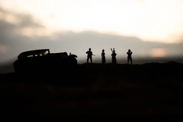 전쟁 개념. 창조적 인 구성. 사막에서 독일 장군의 실루엣. 전투를 지켜보는 육군 사령관. — 스톡 사진