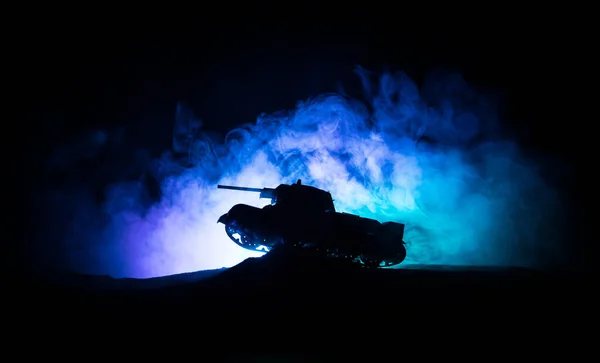 Kriegskonzept. militärische Silhouetten Kampfszene auf Kriegsnebel Himmel Hintergrund, Silhouette von gepanzerten Fahrzeugen unter bewölkten Skyline in der Nacht. Angriffsszene. Panzerschlacht. — Stockfoto