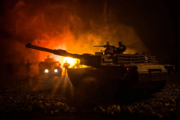 Conceito de Guerra. Veículo blindado silhueta luta cena na guerra nevoeiro céu fundo à noite. tanque americano pronto para lutar . — Fotografia de Stock