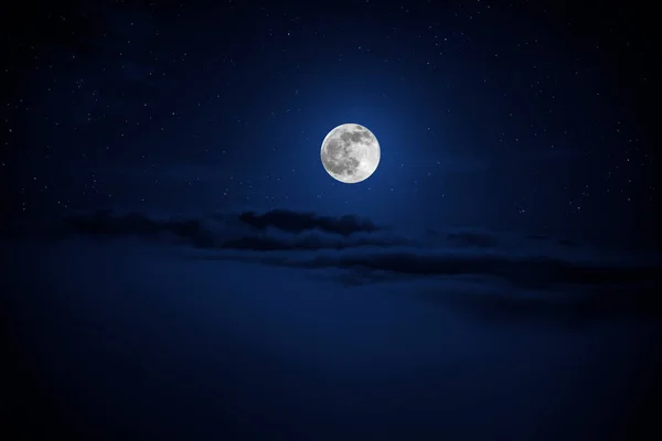 Cercle lumineux de la lune dans les ténèbres sur un fond de ciel étoilé et de nuages — Photo