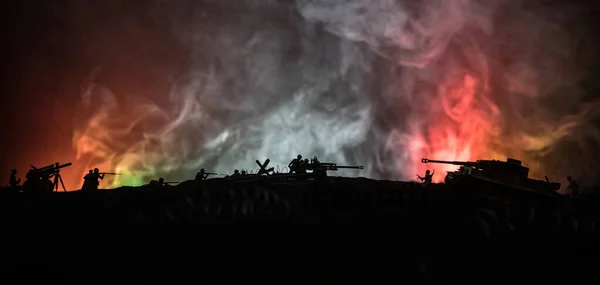 战争概念。军事剪影战斗场景在战争雾天空背景，二战德国坦克剪影下多云天际线在夜间。攻击场景。装甲车和步兵. — 图库照片
