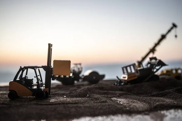 Resumo Fundo industrial com silhueta de guindaste de construção sobre incrível céu pôr do sol. Guindaste móvel contra o céu da noite. Linha do horizonte industrial. Foco seletivo — Fotografia de Stock