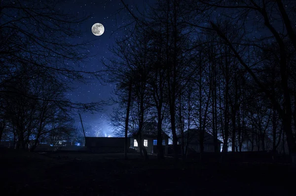 Vintage Landhaus bei Nacht mit Wolken und Sternen. Kalte Herbstnacht — Stockfoto