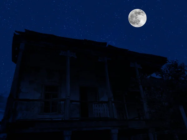 Casa de campo vintage por la noche con nubes y estrellas. Noche fría de otoño — Foto de Stock