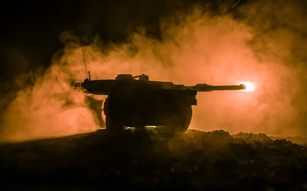 Концепция войны. Силуэт бронетранспортера сцены боевых действий на фоне туманного неба войны ночью. Американский танк готов к бою . — стоковое фото