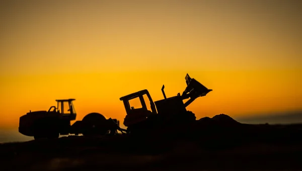 Resumo Fundo industrial com silhueta de guindaste de construção sobre incrível céu pôr do sol. Guindaste móvel contra o céu da noite. Linha do horizonte industrial. Foco seletivo — Fotografia de Stock