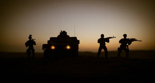 Військовий патрульний автомобіль на фоні заходу сонця. Концепція війни армії. Силует бронетехніки з солдатами, готовими атакувати. Художнє оздоблення. Вибірковий фокус — стокове фото