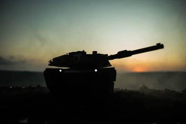 Conceito de Guerra. Veículo blindado silhueta cena de luta no fundo do céu nevoeiro guerra. Tanque americano ao pôr-do-sol . — Fotografia de Stock