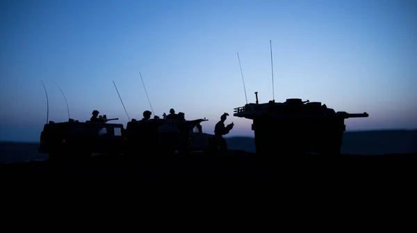 Gün batımı arka plan üzerinde askeri devriye arabası. Ordu savaş kavramı. Askerler saldırmaya hazır ile zırhlı araç silüeti. Resim dekorasyon. Seçici odak — Stok fotoğraf