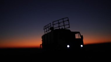 Gün batımında radar antenli mobil hava savunma kamyonunun siluet görüntüleri