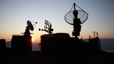 Gün batımında radar antenli mobil hava savunma kamyonunun siluet görüntüleri