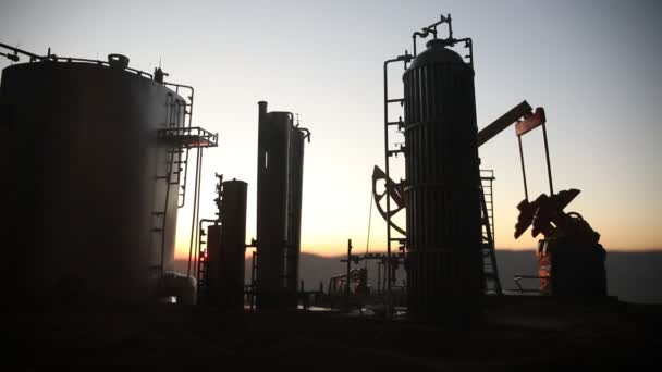 Materiał Sylwetkowy Pompy Olejowej Rafinerii Ropy Naftowej Zachodzie Słońca — Wideo stockowe