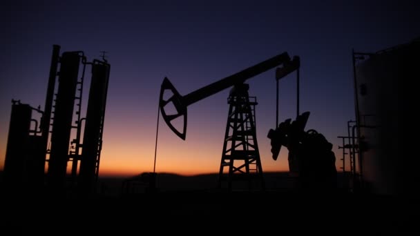 日落时抽油泵及炼油厂的剪影 — 图库视频影像
