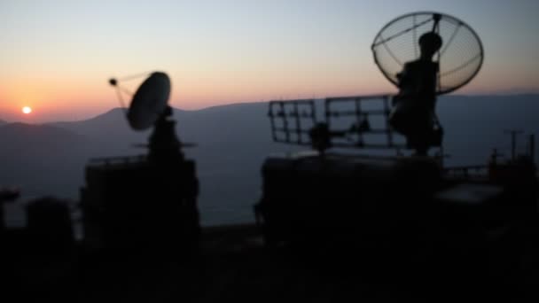 Silhouettenaufnahmen Eines Mobilen Luftverteidigungsfahrzeugs Mit Radarantenne Während Des Sonnenuntergangs — Stockvideo