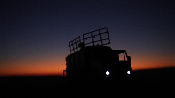日没時にレーダーアンテナを備えた移動式防空トラックのシルエット映像 — ストック動画