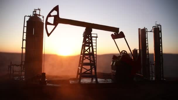 Silhueta Filmagem Bomba Óleo Refino Petróleo Fábrica Pôr Sol — Vídeo de Stock