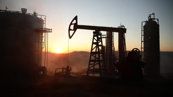 Силуетні Кадри Нафтового Насоса Нафтопереробного Заводу Заході Сонця — стокове відео