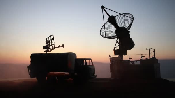 Materiał Sylwetkowy Mobilnej Ciężarówki Obrony Powietrznej Anteną Radarową Podczas Zachodu — Wideo stockowe