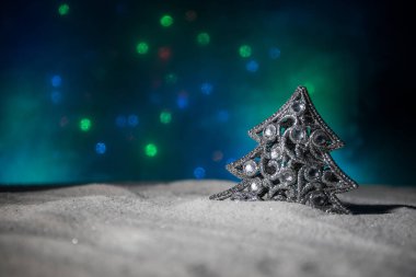 Metnin için boş yer. Noel süsleri. Karda dikilen fidan ağacı güzel bir tatil arkaplanı ve geleneksel tatil özellikleriyle. Seçici odak