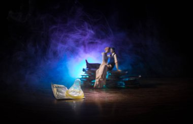 Açık bir kadın prezervatifi, güvenli seks kavramı tutan bir genç güzel kız kapatın. AIDS ve doğum kontrol karşı koruma