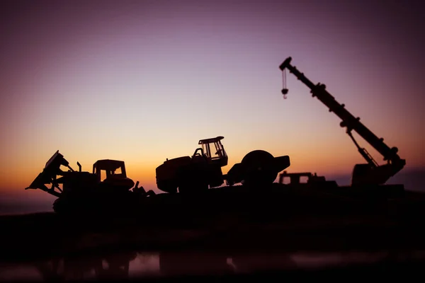 Abstrakt industriell bakgrund med konstruktion kran siluett över fantastiska solnedgången himlen. Mobilkran mot kvällshimlen. Industriell skyline. Selektiv inriktning — Stockfoto