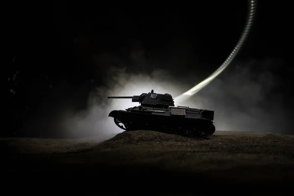 Savaş Konsepti. Askeri siluetler savaş sis gökyüzü arka plan üzerinde sahne mücadele, Geceleri Cloudy Skyline altında zırhlı araç Siluet. Saldırı sahnesi. Tanklar savaşı. — Stok fotoğraf