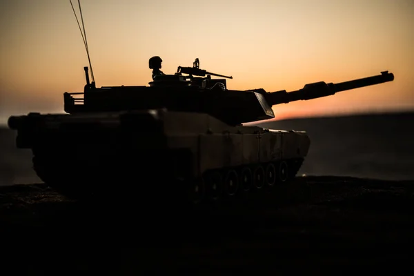 战争概念。装甲车剪影战斗场景在战争雾天空背景。日落时分的美国坦克. — 图库照片