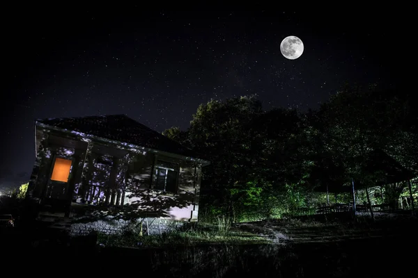 Casa di campagna d'epoca di notte con nuvole e stelle. Fredda notte d'autunno — Foto Stock