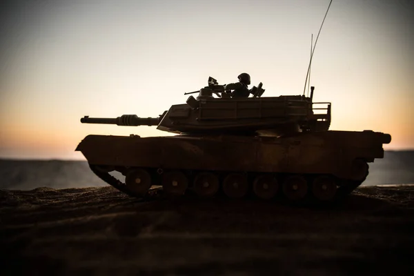 전쟁 개념. 전쟁 안개 하늘 배경에 장갑 차량 실루엣 전투 장면입니다. 일몰에 미국 탱크. — 스톡 사진