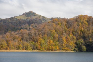 Göl ve dağlarla sakin bir akşam manzarası. Ganja, Azerbaycan 'daki renkli sonbahar ormanları arasında Goy-Gol Gölü' nün (Mavi Göl) inanılmaz manzarası.