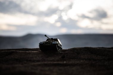 Savaş Konsepti. Savaş sis gökyüzü arka plan üzerinde sahne mücadele Askeri siluetler, Gece Bulutlu Skyline Altında Dünya Savaşı Alman Tankları Siluetler. Saldırı sahnesi.