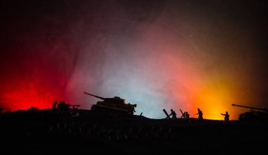 Savaş Konsepti. Savaş sis gökyüzü arka plan üzerinde sahne mücadele Askeri siluetler, Gece Bulutlu Skyline Altında Dünya Savaşı Alman Tankları Siluetler. Saldırı sahnesi. Zırhlı araçlar ve piyadeler.