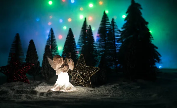 Petit ange gardien blanc dans la neige. Contexte festif. Décorations de Noël . — Photo