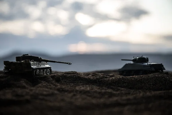 Savaş Konsepti. Savaş sis gökyüzü arka plan üzerinde sahne mücadele Askeri siluetler, Gece Bulutlu Skyline Altında Dünya Savaşı Alman Tankları Siluetler. Saldırı sahnesi. — Stok fotoğraf