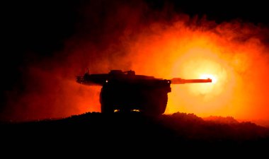 Savaş Konsepti. Zırhlı araç siluet savaş sahnesi sisli gökyüzü arka planında gece. Amerikan tankı savaşmaya hazır..