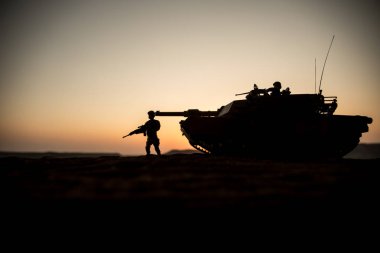Savaş Konsepti. Zırhlı araç siluet savaş sis gökyüzü arka plan üzerinde sahne mücadele. Gün batımında Amerikan tankı.