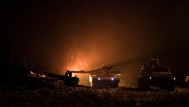 Gün batımı arka plan üzerinde askeri devriye arabası. Ordu savaş kavramı. Askerler saldırmaya hazır ile zırhlı araç silüeti. Resim dekorasyon. Seçici odak