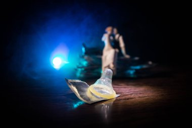 Açık bir kadın prezervatifi, güvenli seks kavramı tutan bir genç güzel kız kapatın. AIDS ve doğum kontrol karşı koruma