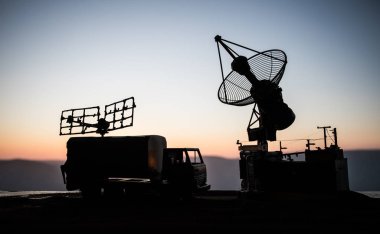 Akşam gökyüzüne karşı uydu anteni ya da radyo anteni. Seçici odak