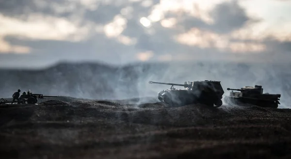 Savaş Konsepti. Savaş sis gökyüzü arka plan üzerinde sahne mücadele Askeri siluetler, Gece Bulutlu Skyline Altında Dünya Savaşı Alman Tankları Siluetler. Saldırı sahnesi. — Stok fotoğraf