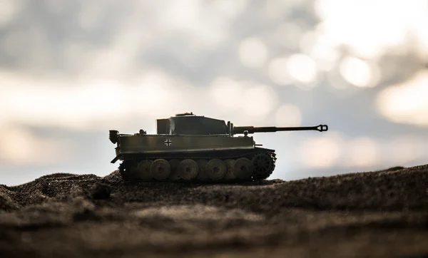 Concepto de guerra. Siluetas militares que luchan escena en el fondo del cielo niebla de guerra, Guerra Mundial tanques alemanes siluetas debajo del horizonte nublado Por la noche. Escena de ataque . — Foto de Stock