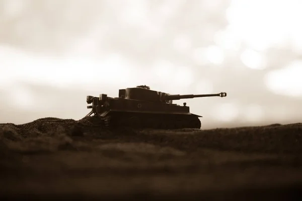 Kriegskonzept. militärische Silhouetten Kampfszene auf Kriegsnebel Himmel Hintergrund, Weltkrieg deutsche Panzer Silhouetten unter bewölkten Skyline in der Nacht. Anschlagszene. — Stockfoto