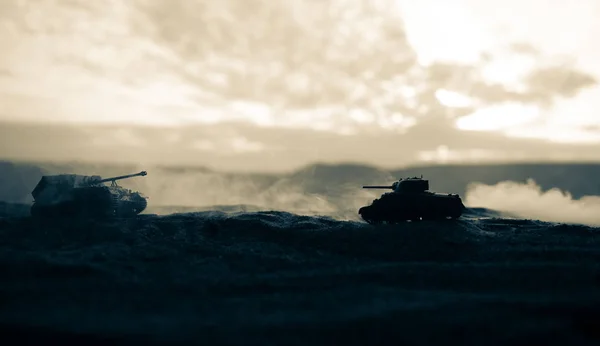 Conceito de Guerra. silhuetas militares cena de luta no fundo do céu nevoeiro guerra, tanques alemães da guerra mundial silhuetas abaixo do céu nublado à noite. Cena de ataque . — Fotografia de Stock