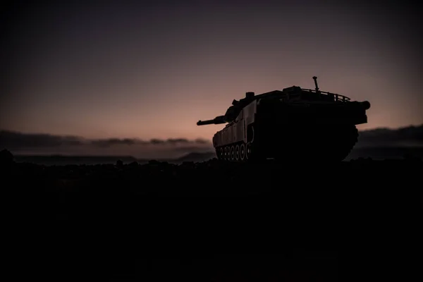 Concetto di guerra. Veicolo blindato silhouette scena di combattimento su sfondo cielo nebbia di guerra. Carro armato americano al tramonto . — Foto Stock