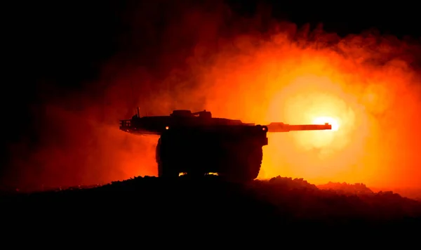 Concept de guerre. Véhicule blindé silhouette scène de combat sur fond de ciel brumeux guerre la nuit. Char américain prêt à se battre . — Photo