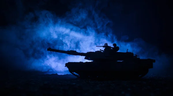 Concetto di guerra. Veicolo blindato silhouette scena di combattimento su sfondo cielo nebbioso guerra di notte. Carro armato americano pronto a combattere . — Foto Stock