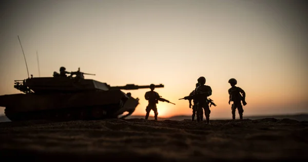 Háborús koncepció. Páncélozott jármű sziluettje harcok jelenet a háború köd ég háttérben. Amerikai tank naplementekor. — Stock Fotó