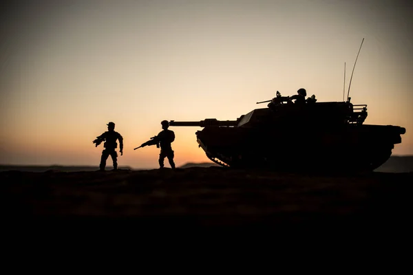 War concept. Gepantserde voertuig silhouet vechten scène op oorlog mist hemel achtergrond. Amerikaanse tank bij zonsondergang. — Stockfoto