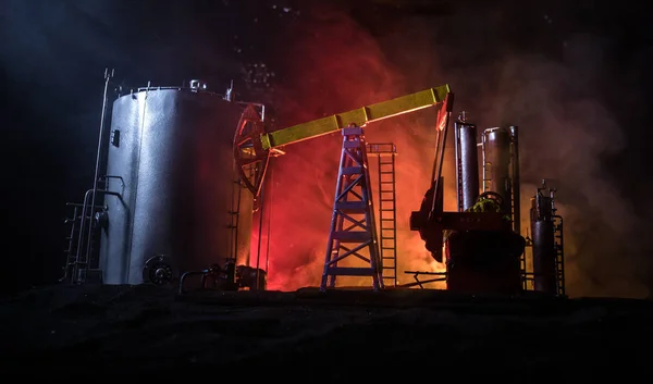 Sanat dekorasyonu. Petrol pompası ve petrol kulesi enerji endüstrisi geceleri sis ve arka planda petrol için makineler. Petrol arıtma fabrikası. Enerji endüstrisi konsepti. Seçici odak — Stok fotoğraf
