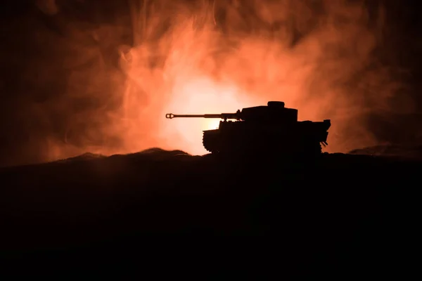 Conceito de Guerra. Silhuetas militares lutando cena no fundo do céu nevoeiro de guerra, silhueta de veículo blindado abaixo de Cloudy Skyline À noite. Cena de ataque. Batalha de tanques . — Fotografia de Stock